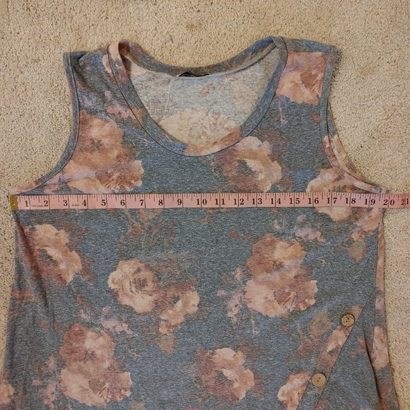 Jodifil gray faded floral button detail V tank L - Picture 9 of 11